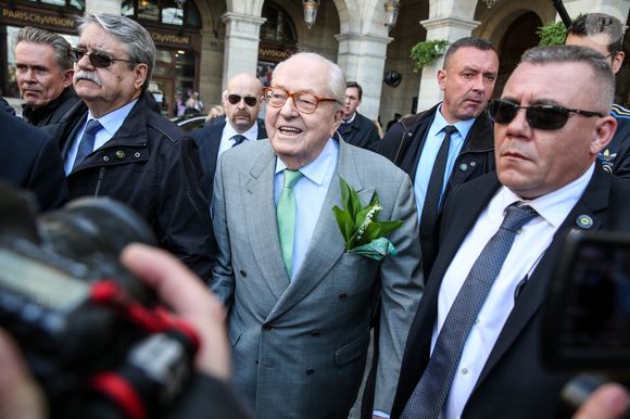 Jean-Marie Le Pen est allé déposer une gerbe de fleurs au pied de la statue de Jeanne d'Arc place des Pyramides à Paris le 1er mai © Jean-René Santini / Bestimage