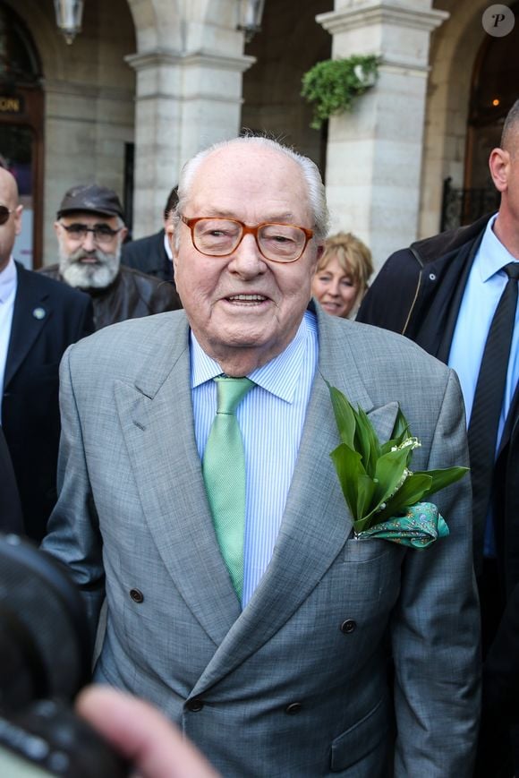 Jean-Marie Le Pen est allé déposer une gerbe de fleurs au pied de la statue de Jeanne d'Arc place des Pyramides à Paris le 1er mai © Jean-René Santini / Bestimage