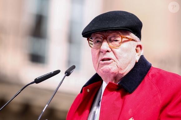 Jean-Marie Le Pen lors de son traditionnel hommage du 1er mai à Jeanne d'Arc - Paris le 1 er Mai 2017.