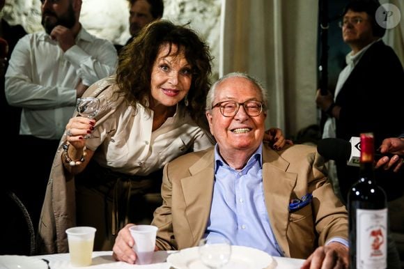 Jean-Marie Le Pen laisse derrière lui sa femme Jany
Jean-Marie Le Pen et sa femme Jany - Jean-Marie Le Pen organise un buffet politique dans le cadre de sont mouvement "Jeanne" au Domaine de Malassise à Mormant en présence de sympathisant du Front National le 28 Septembre 2016.