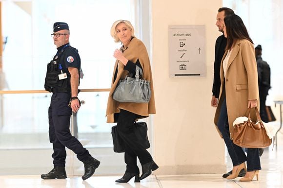 Marine Le Pen - Procès de l'affaire des assistants parlementaires européens du parti d'extrême-droite du Front national (FN) au tribunal correctionnel de Paris, France, le 14 octobre. © Pierre Perusseau/Bestimage 