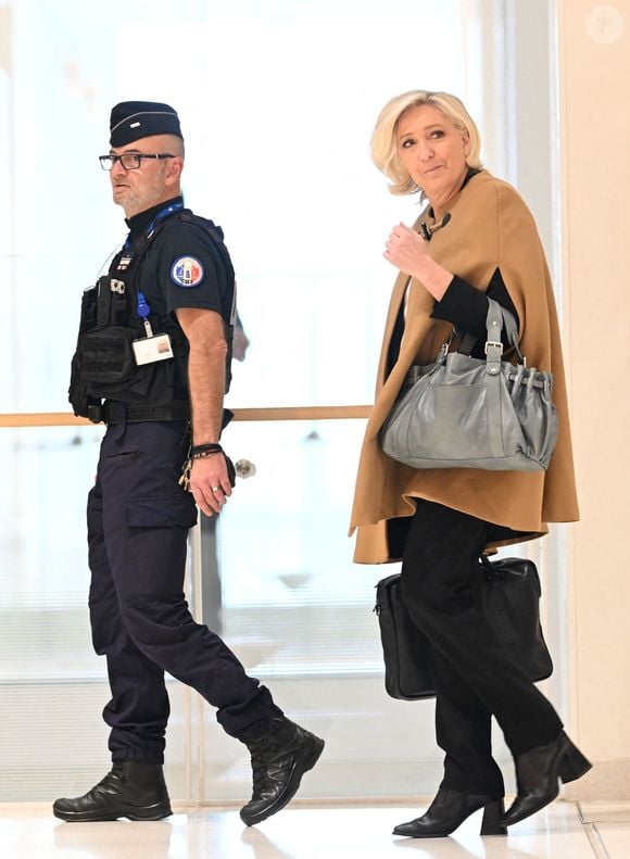 Marine Le Pen - Procès de l'affaire des assistants parlementaires européens du parti d'extrême-droite du Front national (FN) au tribunal correctionnel de Paris, France, le 14 octobre. © Pierre Perusseau/Bestimage 