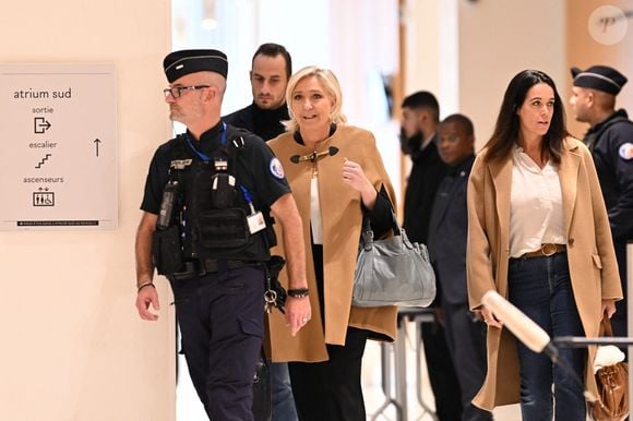 Marine Le Pen - Procès de l'affaire des assistants parlementaires européens du parti d'extrême-droite du Front national (FN) au tribunal correctionnel de Paris, France, le 14 octobre. © Pierre Perusseau/Bestimage 