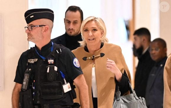 Marine Le Pen - Procès de l'affaire des assistants parlementaires européens du parti d'extrême-droite du Front national (FN) au tribunal correctionnel de Paris, France, le 14 octobre. © Pierre Perusseau/Bestimage 