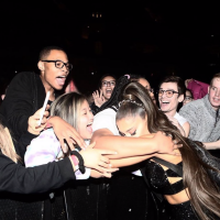 Ariana Grande donne de l'argent à des fans affectés par le coronavirus