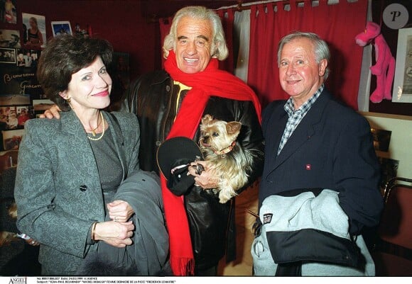 Michel Hidal et sa femme avec Jean-Paul Belmondo pour la dernière de la pièce "Frédérick Lemaaître" le 24 mars 1999.