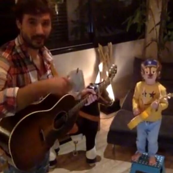 Jérémy Frérot a proposé un concert acoustique depuis son salon le 26 mars 2020 et il a été rejoint par son fils Lou.