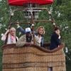 Kate Upton, Matt Barr et Alexandra Daddario tournent une scène dans une montgolfière sur le tournage de "The Layover" à Vancouver. Directeur William H. Macy dirige la scène de son fauteuil. Le 12 mai 2015