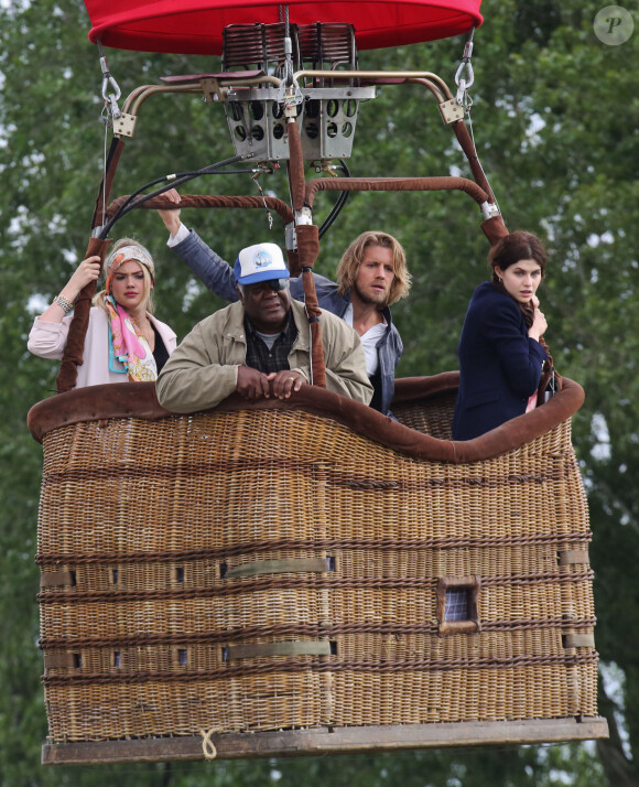 Kate Upton, Matt Barr et Alexandra Daddario tournent une scène dans une montgolfière sur le tournage de "The Layover" à Vancouver. Directeur William H. Macy dirige la scène de son fauteuil. Le 12 mai 2015