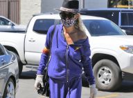 Laeticia Hallyday : Drôle de masque, gants et crinière XL face au coronavirus