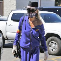 Laeticia Hallyday : Drôle de masque, gants et crinière XL face au coronavirus