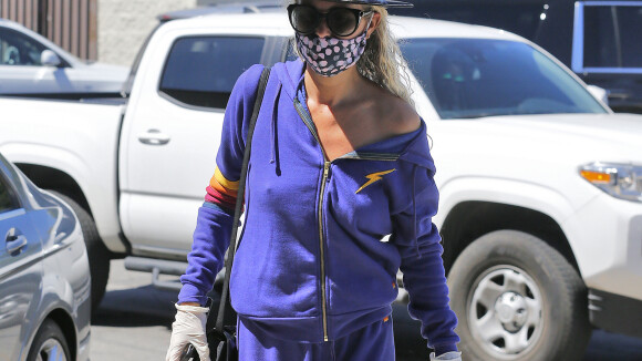 Laeticia Hallyday : Drôle de masque, gants et crinière XL face au coronavirus