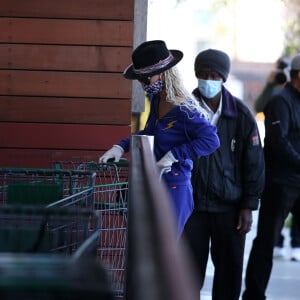 Première sortie pour Laeticia Hallyday depuis une semaine, alors qu'elle est totalement confinée chez elle avec ses filles Jade et Joy, pour aller faire ses courses au supermarché à Los Angeles le 27 mars 2020.