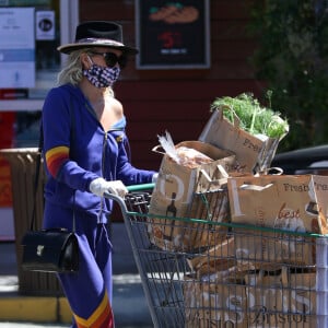 Première sortie pour Laeticia Hallyday depuis une semaine, alors qu'elle est totalement confinée chez elle avec ses filles Jade et Joy, pour aller faire ses courses au supermarché à Los Angeles le 27 mars 2020.