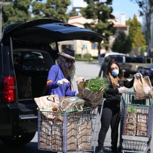 Première sortie pour Laeticia Hallyday depuis une semaine, alors qu'elle est totalement confinée chez elle avec ses filles Jade et Joy, pour aller faire ses courses au supermarché à Los Angeles le 27 mars 2020.