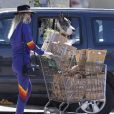 Première sortie pour Laeticia Hallyday depuis une semaine, alors qu'elle est totalement confinée chez elle avec ses filles Jade et Joy, pour aller faire ses courses au supermarché à Los Angeles le 27 mars 2020.