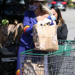 Première sortie pour Laeticia Hallyday depuis une semaine, alors qu'elle est totalement confinée chez elle avec ses filles Jade et Joy, pour aller faire ses courses au supermarché à Los Angeles le 27 mars 2020.