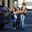 Exclusif - Laeticia Hallyday et ses filles Jade et Joy font du shopping à Santa Monica le 17 janvier 2020.