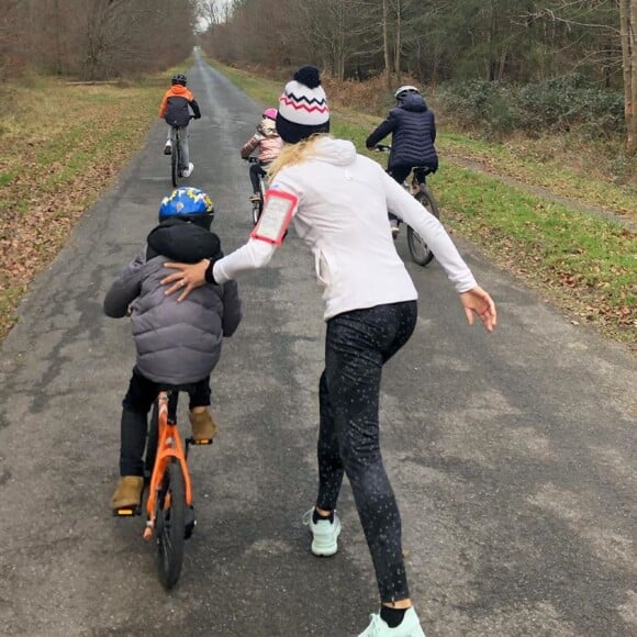 Elodie Gossuin avec ses enfants, en Picardie, le 12 mars 2020