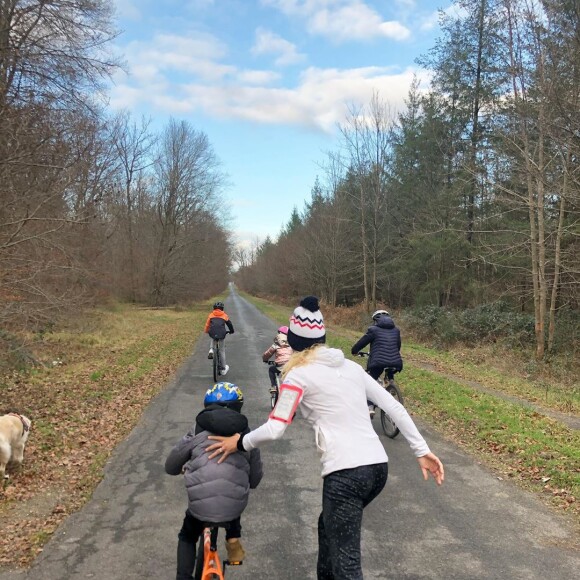 Elodie Gossuin en sortie avec ses enfants, le 12 mars 2020