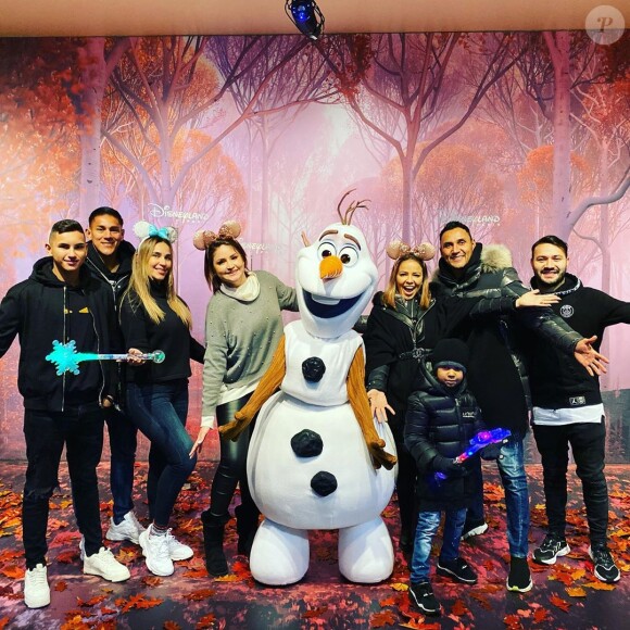 Keylor Navas avec sa famille à Disneyland Paris le 16 novembre 2019.