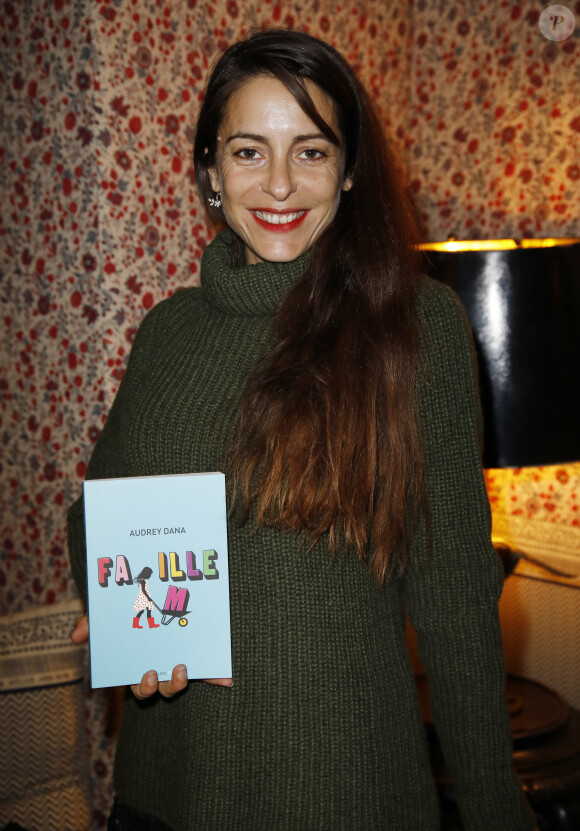 Audrey Dana - Audrey Dana dédicace son premier roman "Famille" au Boudoir de Gabriella Cortese "Antik Batik" à Paris, le 17 janvier 2019. © Marc Ausset-Lacroix/Bestimag