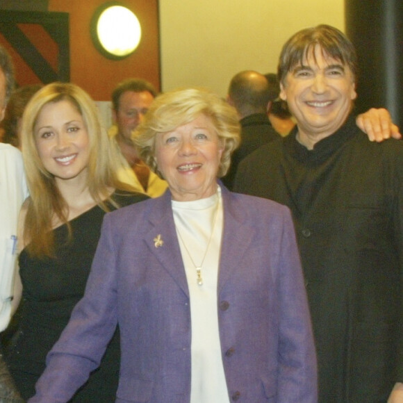 Archive - Dans les coulisses de L'Olympia à Paris, en France, à l'occasion de l'émission rendant hommage à Jacques Brel pour le 25e anniversaire de sa disparition, Michel Drucker fête ses 61 ans, entouré par, Salvatore Adamo, Marcel Azzola, Julie Zenatti, Dominique Cantien, Lara Fabian, Miche Brel, la veuve du chanteur, Serge Lamaet Jean-François Bernardini le 12 septembre 2003.