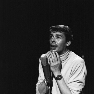 Jacques Brel sur le plateau de l'émission "Le Palmarès des chansons". Le 11 novembre 1966 © Jean Lenoir via Bestimage