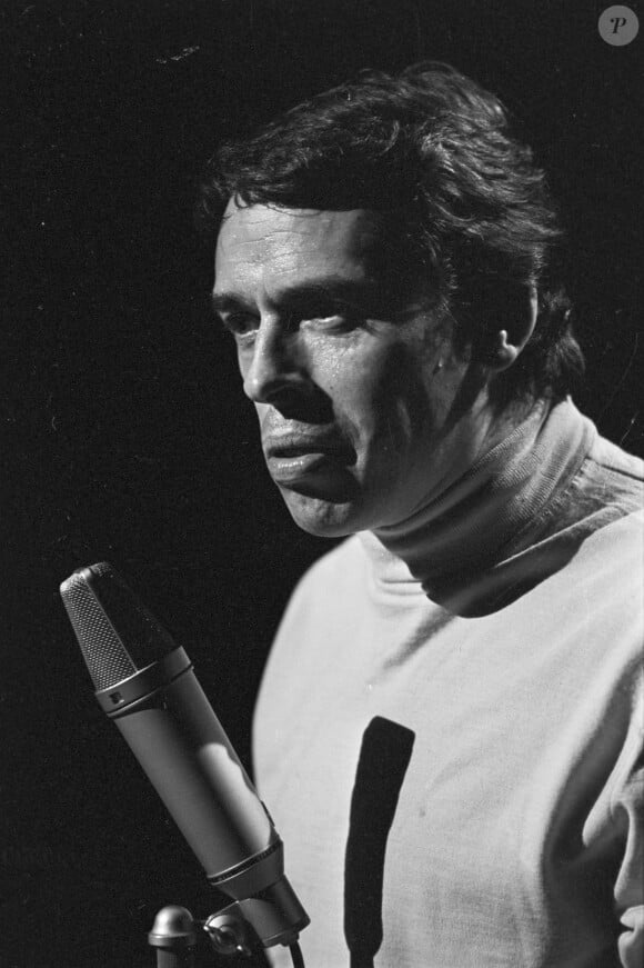 Jacques Brel sur le plateau de l'émission "Le Palmarès des chansons". Le 11 novembre 1966 © Jean Lenoir via Bestimage