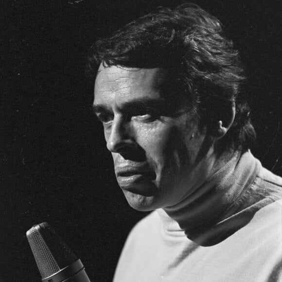 Jacques Brel sur le plateau de l'émission "Le Palmarès des chansons". Le 11 novembre 1966 © Jean Lenoir via Bestimage