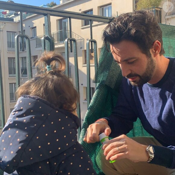 Laurie Cholewa a partagé cette photo de son mari Greg avec leur fille Rose, chez eux à Paris, sur Instagram, le 31 mars 2020.