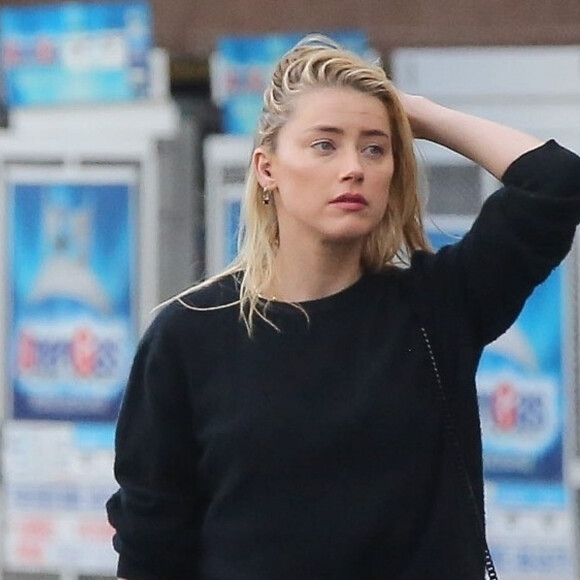 Exclusif - Main dans la main, Amber Heard et sa compagne Bianca Butti font des courses à Los Angeles. Le 23 mars 2020.