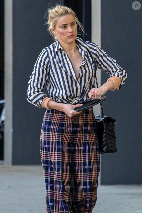 Exclusif - Amber Heard à la sortie d'un rendez-vous d'affaires dans le quartier de Beverly Hills à Los Angeles.