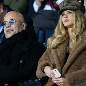 Pascal Obispo et sa femme Julie Hantson dans les tribunes lors du match de championnat de Ligue 1 Conforama opposant le Paris Saint-Germain (PSG) aux Girondins de Bordeaux au Parc des Princes à Paris, France, le 23 février 2020. Le PSG a gagné 4-3. © Cyril Moreau/Bestimage