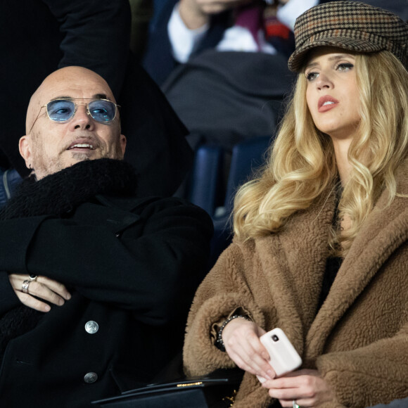 Pascal Obispo et sa femme Julie Hantson dans les tribunes lors du match de championnat de Ligue 1 Conforama opposant le Paris Saint-Germain (PSG) aux Girondins de Bordeaux au Parc des Princes à Paris, France, le 23 février 2020. Le PSG a gagné 4-3. © Cyril Moreau/Bestimage