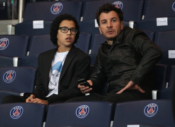 Michaël Youn et son beau-fils Sean (fils de Pascal Obispo et isabelle Funaro) - People assistent au match de football PSG contre Monaco au Parc des Princes à Paris le 5 octobre 2014.