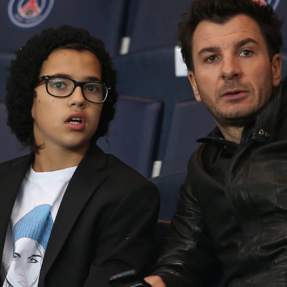 Michaël Youn et son beau-fils Sean (fils de Pascal Obispo et isabelle Funaro) - People assistent au match de football PSG contre Monaco au Parc des Princes à Paris le 5 octobre 2014.