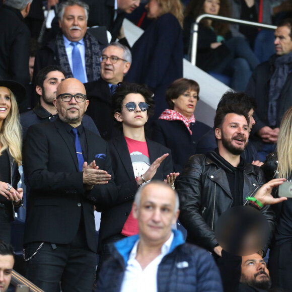 Pascal Obispo et son fils Sean et sa femme Julie Hantson, Michaël Youn, sa fille Seven, sa compagne Isabelle Funaro, Sébastien Grosjean et Richard Gasquet - People au match de football PSG-Nantes (4 à 0) au Parc des Princes le 14 mai 2016