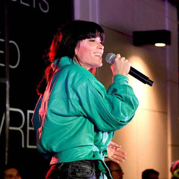 Exclusif - Jenifer a inauguré les illuminations de Noël sur la Place des Arcades du centre commercial au Polygone Riviera à Cagnes sur Mer, près de Nice avant de faire un show case suivi d'une séance de dédicaces à la Fnac le 25 novembre 2019. © Bruno Bebert/Bestimage