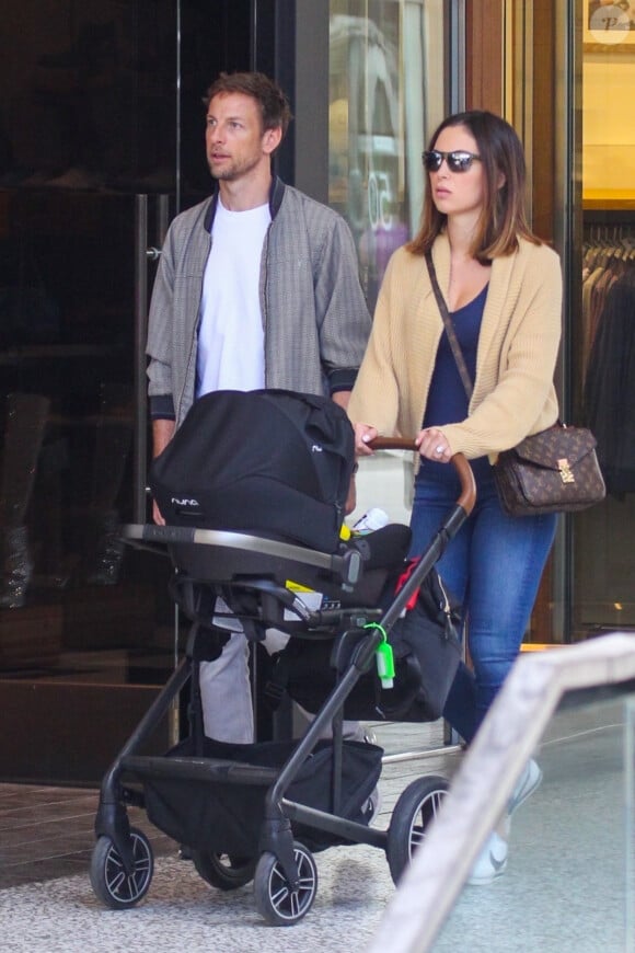 Exclusif - Jenson Button et sa compagne Brittny Ward font du shopping au centre commercial "Westfield" avec leur enfant Hendrix Jonathan dans sa poussette, à Los Angeles, le 22 décembre 2019.