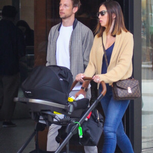 Exclusif - Jenson Button et sa compagne Brittny Ward font du shopping au centre commercial "Westfield" avec leur enfant Hendrix Jonathan dans sa poussette, à Los Angeles, le 22 décembre 2019.