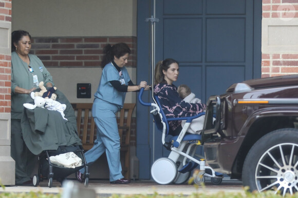 Exclusif - Le pilote Jenson Button récupère sa fiancée Brittny Ward et leur fils Handrix à l'hôpital à Santa Monica le 2 avril 2020 pendant l'épidémie de Coronavirus (COVID-19).
