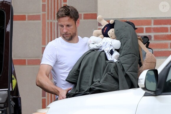 Exclusif - Le pilote Jenson Button récupère sa fiancée Brittny Ward et leur fils Handrix à l'hôpital à Santa Monica le 2 avril 2020 pendant l'épidémie de Coronavirus (COVID-19).