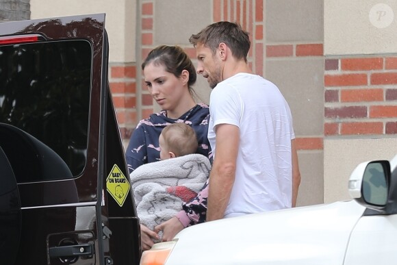 Exclusif - Le pilote Jenson Button récupère sa fiancée Brittny Ward et leur fils Handrix à l'hôpital à Santa Monica le 2 avril 2020 pendant l'épidémie de Coronavirus (COVID-19).