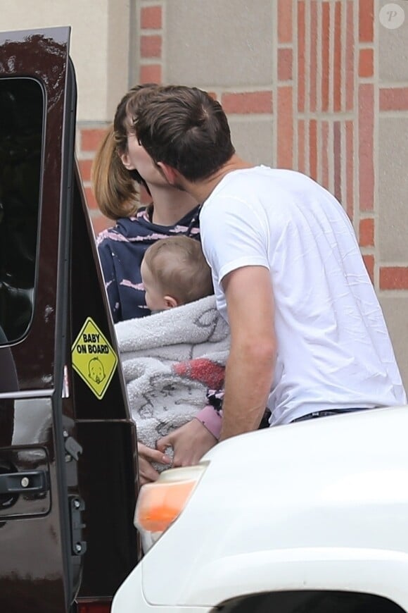 Exclusif - Le pilote Jenson Button récupère sa fiancée Brittny Ward et leur fils Handrix à l'hôpital à Santa Monica le 2 avril 2020 pendant l'épidémie de Coronavirus (COVID-19).
