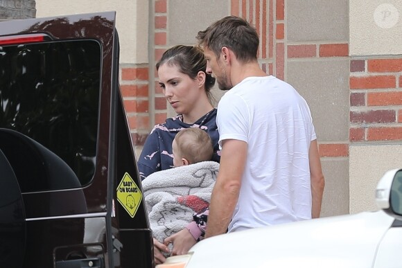 Exclusif - Le pilote Jenson Button récupère sa fiancée Brittny Ward et leur fils Handrix à l'hôpital à Santa Monica le 2 avril 2020 pendant l'épidémie de Coronavirus (COVID-19).