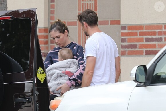Exclusif - Le pilote Jenson Button récupère sa fiancée Brittny Ward et leur fils Handrix à l'hôpital à Santa Monica le 2 avril 2020 pendant l'épidémie de Coronavirus (COVID-19).
