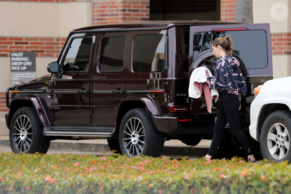 Exclusif - Le pilote Jenson Button récupère sa fiancée Brittny Ward et leur fils Handrix à l'hôpital à Santa Monica le 2 avril 2020 pendant l'épidémie de Coronavirus (COVID-19).