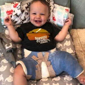 Jenson Button a dévoilé une photo de son fils Hendrix, 8 mois, plâtré après son opération de la hanche. Le 2 avril 2020.
