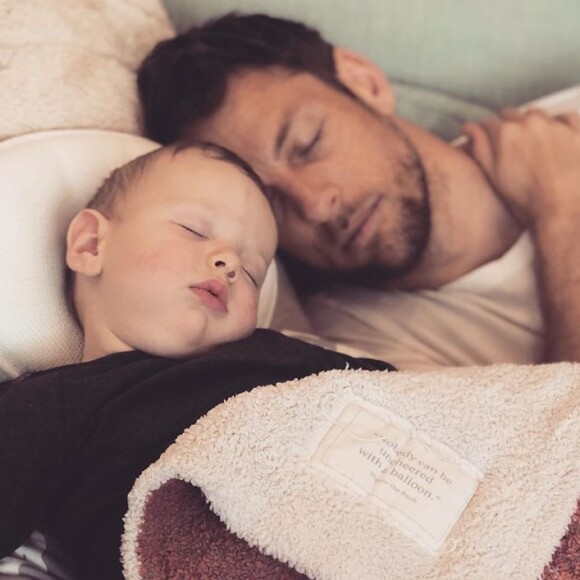 Jenson Button faisant la sieste avec son fils Hendrix, 8 mois, opéré à la hanche. Le 2 avril 2020.